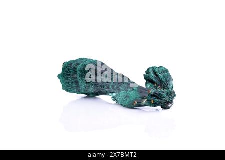 fotografia verde malachite isolata su un terreno nero bianco. sfondo dettaglio macro. Primo piano di pietre preziose semi-preziose grezze grezze grezze. Foto Stock