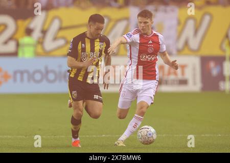 ARNHEM, PAESI BASSI - 19 MAGGIO: Mica Pinto di Vitesse, Anton Gaaei di AFC Ajax durante la partita olandese Eredivisie tra Vitesse e AFC Ajax allo Stadion Gelredome il 19 maggio 2024 ad Arnhem, Paesi Bassi. (Foto di Ben Gal/Orange Pictures) Foto Stock