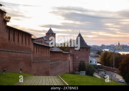 Torri e mura del Cremlino di Nizhny Novgorod al tramonto Foto Stock