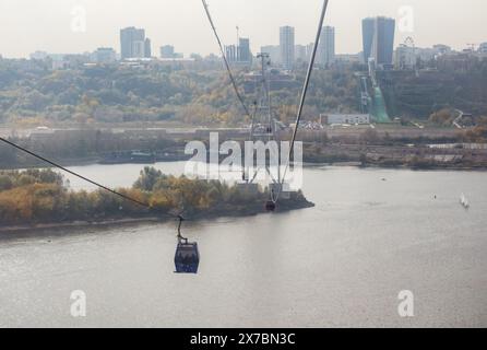 Nizhny Novgorod, Russia - 01 ottobre 2023: Funivia di Nizhny Novgorod attraverso il fiume Volga Foto Stock