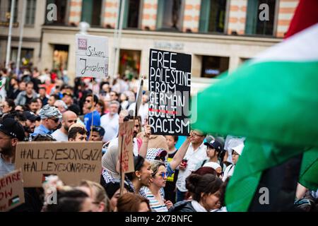 Migliaia di persone si sono riunite alla Nakba-Demo il 18 maggio 2024 a Monaco, in Germania. Tra le chiamate che chiedono: "Una fine del genocidio a Gaza", protesta contro "il continuo sfollamento" e chiede "un diritto di ritorno". (Foto di Alexander Pohl/Sipa USA) Foto Stock