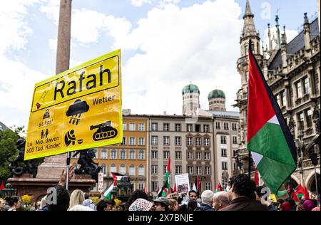 Migliaia di persone si sono riunite alla Nakba-Demo il 18 maggio 2024 a Monaco, in Germania. Tra le chiamate che chiedono: "Una fine del genocidio a Gaza", protesta contro "il continuo sfollamento" e chiede "un diritto di ritorno". (Foto di Alexander Pohl/Sipa USA) Foto Stock