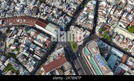 Incredibile vista aerea in drone di ho chi Minh, grande città asiatica con affollata casa cittadina, veicolo circolante sulla strada che si sposta all'incrocio, casa vicino al toge Foto Stock