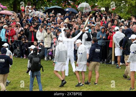 Tarbes, Francia. 19 maggio 2024. © PHOTOPQR/LA DEPECHE DU MIDI/JEAN PATRICK LAPEYRADE ; HAUTES PYRENEES ; 19/05/2024 ; PASSAGE DE LA FLAMME OLYMPIQUE AU LAC DE L ARRET DARRE Francia sud-occidentale, 19 maggio 2024 staffetta della torcia olimpica. *** Didascalia locale *** credito: MAXPPP/Alamy Live News Foto Stock