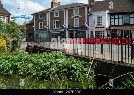 Chalfont St Peter, Regno Unito. 19 maggio 2024. Il villaggio di Chalfont St Peter, nel Buckinghamshire, sara' presente su BBC Countryfile. Negli ultimi mesi il villaggio ha sofferto di inondazioni di acque sotterranee e fognature. L'acqua del Tamigi ha scaricato le acque reflue nel fiume Misbourne, nel villaggio. Anche se le petroliere Tamigi che stavano togliendo acqua di inondazione e fognature non sono più allineate fuori dal villaggio, la strada per Chalfont St Peter rimane chiusa dopo cinque mesi. Ciò ha avuto un impatto devastante sulle imprese locali. Barriere idriche e sacchi di sabbia sul Tamigi Foto Stock