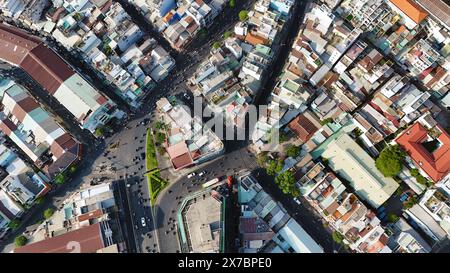 Incredibile vista aerea in drone di ho chi Minh, grande città asiatica con affollata casa cittadina, veicolo circolante sulla strada che si sposta all'incrocio, casa vicino al toge Foto Stock