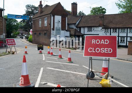 Chalfont St Peter, Regno Unito. 19 maggio 2024. Il villaggio di Chalfont St Peter, nel Buckinghamshire, sara' presente su BBC Countryfile. Negli ultimi mesi il villaggio ha sofferto di inondazioni di acque sotterranee e fognature. L'acqua del Tamigi ha scaricato le acque reflue nel fiume Misbourne, nel villaggio. Anche se le petroliere Tamigi che stavano togliendo acqua di inondazione e fognature non sono più allineate fuori dal villaggio, la strada per Chalfont St Peter rimane chiusa dopo cinque mesi. Ciò ha avuto un impatto devastante sulle imprese locali. Barriere idriche e sacchi di sabbia sul Tamigi Foto Stock