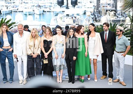 Cannes, Francia. 19 maggio 2024. Hayes Costner, Abbey Lee Kershaw, Kevin Costner, Sienna Miller, Georgia MacPhail, ella Hunt, Isabelle Fuhrman, Jena Malone, Wase Chief, Luke Wilson, e Alejandro Edda partecipano al Photocall ''Horizon: an American Saga'' al 77° Festival annuale di Cannes al Palais des Festivals di Cannes, in Francia, il 19 maggio 2024. (Foto di Stefanos Kyriazis/NurPhoto) credito: NurPhoto SRL/Alamy Live News Foto Stock