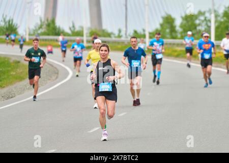 Vladivostok, Russia. 19 maggio 2024. I partecipanti corrono ad un evento di mezza maratona a Vladivostok, Russia, 19 maggio 2024. Crediti: Guo Feizhou/Xinhua/Alamy Live News Foto Stock