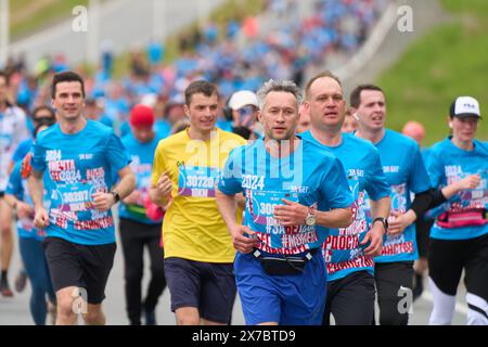 Vladivostok, Russia. 19 maggio 2024. I partecipanti corrono ad un evento di mezza maratona a Vladivostok, Russia, 19 maggio 2024. Crediti: Guo Feizhou/Xinhua/Alamy Live News Foto Stock