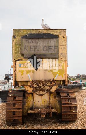 Trattori Rusty per barche da pesca sulla spiaggia di Hastings, Regno Unito Foto Stock