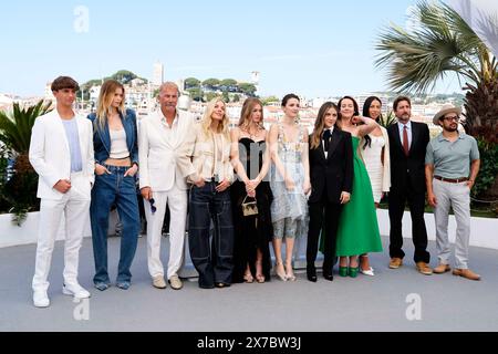 Hayes Costner, Abbey Lee Kershaw, Kevin Costner, Sienna Miller, Georgia MacPhail, ella Hunt, Isabelle Fuhrman, Jena Malone, Wasé Chief, Luke Wilson e Alejandro Edda hanno posato al call fotografico di "Horizon: an American Saga" durante il 77° Festival di Cannes al Palais des Festivals di Cannes, in Francia, il 19 maggio 2024. Foto Stock