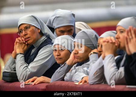 Vaticano, Vaticano. 19 maggio 2024. Italia, Roma, Vaticano, 2024/5/19. Papa Francesco conduce una messa il giorno di Pentecoste nella basilica di San Pietro in Vaticano. Fotografia di ALESSIA GIULIANI / Catholic Press Photo Credit: Agenzia fotografica indipendente / Alamy Live News Foto Stock