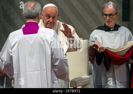 Vaticano, Vaticano. 19 maggio 2024. Italia, Roma, Vaticano, 2024/5/19. Papa Francesco conduce una messa il giorno di Pentecoste nella basilica di San Pietro in Vaticano. Fotografia di ALESSIA GIULIANI / Catholic Press Photo Credit: Agenzia fotografica indipendente / Alamy Live News Foto Stock