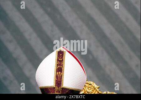 Vaticano, Vaticano. 19 maggio 2024. Italia, Roma, Vaticano, 2024/5/19. Papa Francesco conduce una messa il giorno di Pentecoste nella basilica di San Pietro in Vaticano. Fotografia di ALESSIA GIULIANI / Catholic Press Photo Credit: Agenzia fotografica indipendente / Alamy Live News Foto Stock