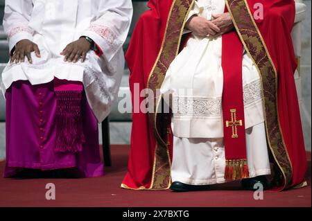 Vaticano, Vaticano. 19 maggio 2024. Italia, Roma, Vaticano, 2024/5/19. Papa Francesco conduce una messa il giorno di Pentecoste nella basilica di San Pietro in Vaticano. Fotografia di ALESSIA GIULIANI / Catholic Press Photo Credit: Agenzia fotografica indipendente / Alamy Live News Foto Stock