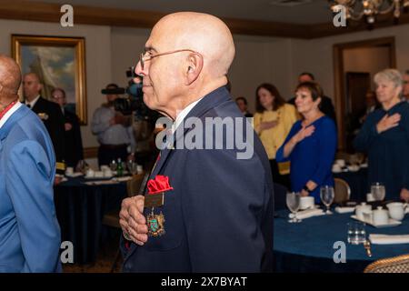 Presentazione della targa commemorativa dei vincitori della Medaglia d'Onore degli Stati Uniti, tenente comandante George L. Street III e Lawson "Red" Ramage, per essere displa Foto Stock