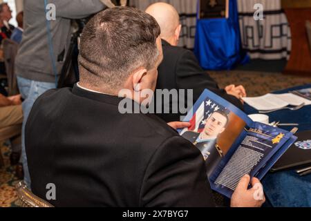 Presentazione della targa commemorativa dei vincitori della Medaglia d'Onore degli Stati Uniti, tenente comandante George L. Street III e Lawson "Red" Ramage, per essere displa Foto Stock