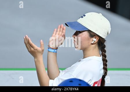 Shanghai. 19 maggio 2024. Zeng Wenhui della Cina reagisce durante la finale femminile di skateboard alla Olympic Qualifier Series di Shanghai nella Cina orientale, Shanghai, 19 maggio 2024. Crediti: Tao Xiyi/Xinhua/Alamy Live News Foto Stock