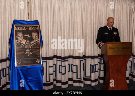 Presentazione della targa commemorativa dei vincitori della Medaglia d'Onore degli Stati Uniti, tenente comandante George L. Street III e Lawson "Red" Ramage, per essere displa Foto Stock