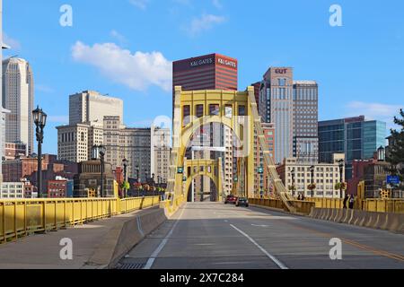 PITTSBURGH, PENNSYLVANIA - 8 AGOSTO 2022: Parte dello skyline del centro di Pittsburgh, Pennsylvania, vista attraverso il ponte Andy Warhol sull'Allegheny Foto Stock