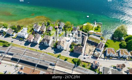 Zürich, 1 mai 2024: La spiaggia sul meraviglioso lago di zurigo Foto Stock