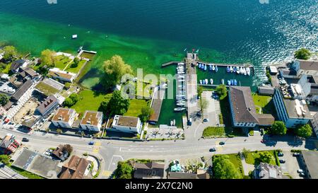 Zürich, 1 mai 2024: La spiaggia sul meraviglioso lago di zurigo Foto Stock