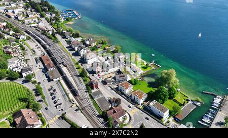 Zürich, 1 mai 2024: La spiaggia sul meraviglioso lago di zurigo Foto Stock