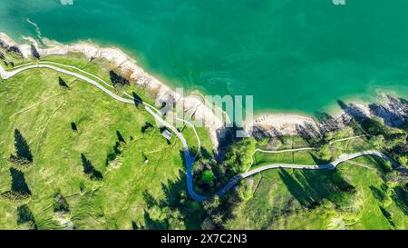 Zürich, 1 mai 2024: La spiaggia di Wägitaler SEE Foto Stock