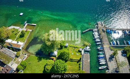 Zürich, 1 mai 2024: La spiaggia sul meraviglioso lago di zurigo Foto Stock