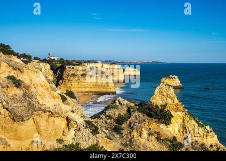 Spiaggia di Praia da Marinha tra isolotti di roccia e scogliere viste dal Seven Hanging Valleys Trail, Percurso dos Sete Vales Suspensos. Algarve, Portogallo Foto Stock