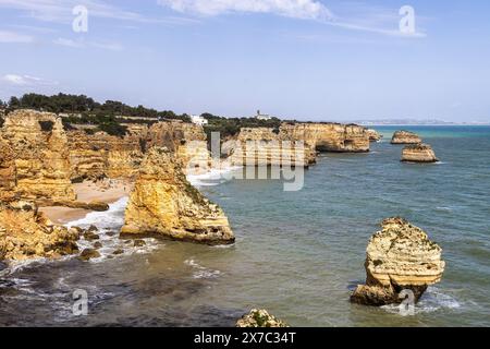 Spiaggia di Praia da Marinha tra isolotti di roccia e scogliere viste dal Seven Hanging Valleys Trail, Percurso dos Sete Vales Suspensos. Algarve, Portogallo Foto Stock