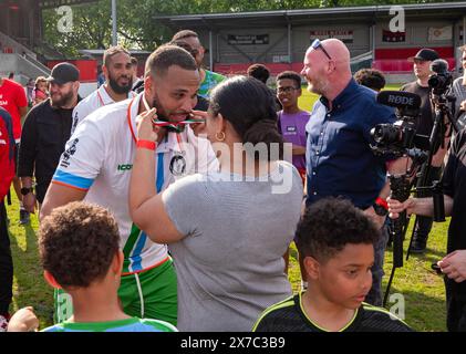 Manchester, Regno Unito. 18 maggio 2024. Lamin Touray al Len Johnson Celebrity Football Match contro FC United Legends al Broadhurst Park Stadium. La partita è stata organizzata per riconoscere l'ex campione di pugilato non incoronato, Len Johnson e raccogliere fondi per una statua proposta da collocare a Manchester. Alla partita parteciparono numerose celebrità come la rapper locale mancuniana Lady Ice, il popolare YouTuber Angry Ginge, l'attore Lamin Touray e l'apprendista star Kayode Damali. Picture Garyroberts/worldwidefeatures.com y Live Credit: GaryRobertsphotography/Alamy Live News Foto Stock