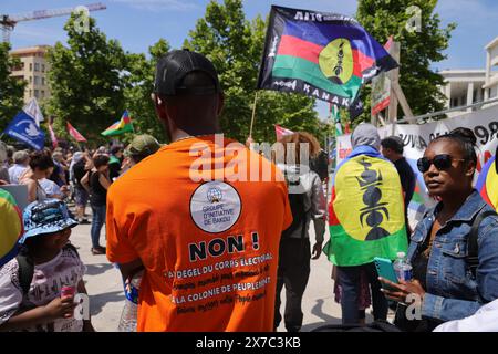 © PHOTOPQR/LA PROVENCE/Valerie Vrel ; Marsiglia ; 19/05/2024 ; manifestation de la diaspora kanak aujourd'hui porte D'Aix, et de ses soutiens LFI, PC, la jeunesse communiste. Suites aux évènements meurtiers et à l'insurection actuelle contre l'état French colonizateur de la Nouvelle Calédonie (Kanaky) depuis 1853, une guerre civile est en marche et le peuple appelle dans sa majorité à l'indépendance de l'île vis à vis de la métropole franchaise. Marsiglia, Francia, 19 maggio 2024 dimostrazione della diaspora Kanak oggi a porte D'Aix, e dei suoi sostenitori LFI, PC, Gioventù Comunista. Foll Foto Stock