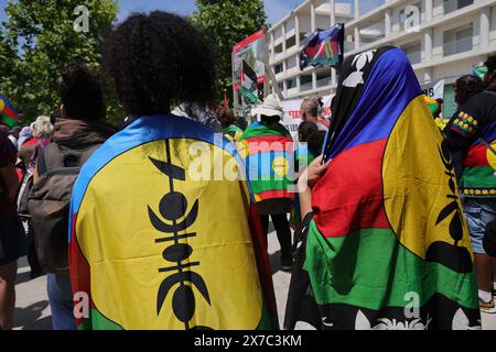 © PHOTOPQR/LA PROVENCE/Valerie Vrel ; Marsiglia ; 19/05/2024 ; manifestation de la diaspora kanak aujourd'hui porte D'Aix, et de ses soutiens LFI, PC, la jeunesse communiste. Suites aux évènements meurtiers et à l'insurection actuelle contre l'état French colonizateur de la Nouvelle Calédonie (Kanaky) depuis 1853, une guerre civile est en marche et le peuple appelle dans sa majorité à l'indépendance de l'île vis à vis de la métropole franchaise. Marsiglia, Francia, 19 maggio 2024 dimostrazione della diaspora Kanak oggi a porte D'Aix, e dei suoi sostenitori LFI, PC, Gioventù Comunista. Foll Foto Stock