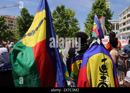 © PHOTOPQR/LA PROVENCE/Valerie Vrel ; Marsiglia ; 19/05/2024 ; manifestation de la diaspora kanak aujourd'hui porte D'Aix, et de ses soutiens LFI, PC, la jeunesse communiste. Suites aux évènements meurtiers et à l'insurection actuelle contre l'état French colonizateur de la Nouvelle Calédonie (Kanaky) depuis 1853, une guerre civile est en marche et le peuple appelle dans sa majorité à l'indépendance de l'île vis à vis de la métropole franchaise. Marsiglia, Francia, 19 maggio 2024 dimostrazione della diaspora Kanak oggi a porte D'Aix, e dei suoi sostenitori LFI, PC, Gioventù Comunista. Foll Foto Stock