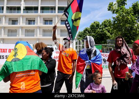 © PHOTOPQR/LA PROVENCE/Valerie Vrel ; Marsiglia ; 19/05/2024 ; manifestation de la diaspora kanak aujourd'hui porte D'Aix, et de ses soutiens LFI, PC, la jeunesse communiste. Suites aux évènements meurtiers et à l'insurection actuelle contre l'état French colonizateur de la Nouvelle Calédonie (Kanaky) depuis 1853, une guerre civile est en marche et le peuple appelle dans sa majorité à l'indépendance de l'île vis à vis de la métropole franchaise. Marsiglia, Francia, 19 maggio 2024 dimostrazione della diaspora Kanak oggi a porte D'Aix, e dei suoi sostenitori LFI, PC, Gioventù Comunista. Foll Foto Stock