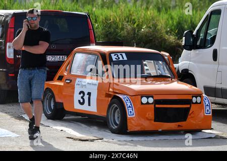 Sibenik, Croazia. 19 maggio 2024. Filip Bilota guida la sua Fiat 126 durante la gara automobilistica internazionale Skradin 2024 'Trke priko Krke' a Skradin, Croazia, il 19 maggio 2024. Foto: Hrvoje Jelavic/PIXSELL credito: Pixsell/Alamy Live News Foto Stock