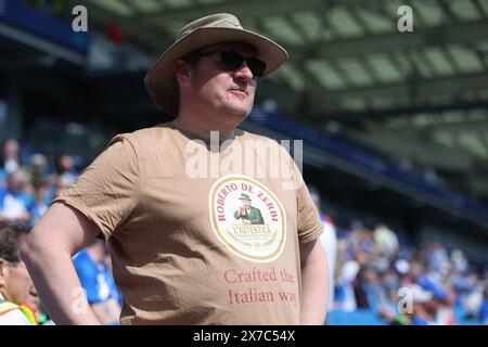 Brighton e Hove, Regno Unito. 19 maggio 2024. Un tifoso di Brighton indossa una top che mostra un'immagine di Roberto De Zerbi, manager di Brighton e Hove Albion durante la partita di Premier League all'AMEX Stadium di Brighton e Hove. Il credito per immagini dovrebbe essere: Paul Terry/Sportimage Credit: Sportimage Ltd/Alamy Live News Foto Stock