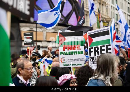 Londra, Regno Unito. 18 maggio 2024. I sostenitori pro-palestinesi tengono dei cartelli durante la manifestazione. Questa è la serie in corso di proteste da parte di sostenitori sia filo-israeliani che filo-palestinesi a Londra dall'inizio della guerra israelo-Gaza nell'ottobre 2023. (Foto di Hesther ng/SOPA Images/Sipa USA) credito: SIPA USA/Alamy Live News Foto Stock