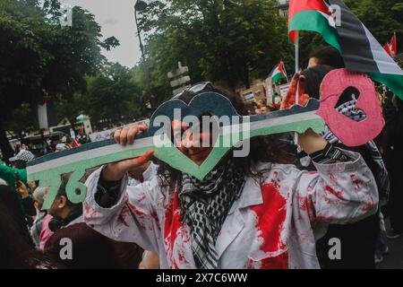 Parigi, Francia. 18 maggio 2024. Una donna solleva un segno legato ai 76 anni della nakba. Marcia a sostegno della Palestina attraverso le strade principali di Parigi, Francia; nel 76° anniversario della Nakba. (Foto di Cristobal Basaure Araya/SOPA Images/Sipa USA) credito: SIPA USA/Alamy Live News Foto Stock