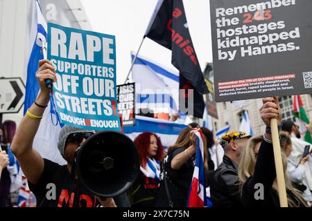 Londra, Regno Unito. 18 maggio 2024. Durante la dimostrazione, si vedono contrapposti pro-israeliani che tengono cartelli. Questa è la serie in corso di proteste da parte di sostenitori sia filo-israeliani che filo-palestinesi a Londra dall'inizio della guerra israelo-Gaza nell'ottobre 2023. (Foto di Hesther ng/SOPA Images/Sipa USA) credito: SIPA USA/Alamy Live News Foto Stock