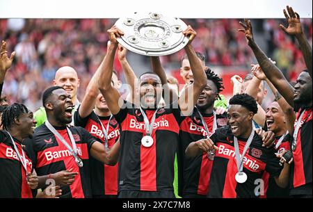 Bundesliga, BayArena Leverkusen; Bayer Leverkusen - FC Augsburg; Jonathan Tah (LEV) festeggia con il trofeo dei campioni. Foto Stock