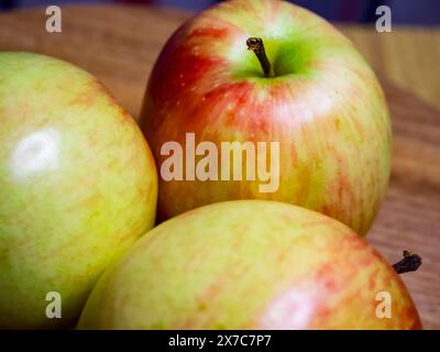 Mele su legno. Mele con un mix di colori, che suggeriscono maturità, poste su legno, perfette per temi culinari. Foto Stock