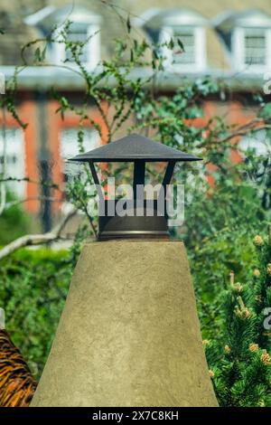 Londra, Regno Unito. 19 maggio 2024. The Freedom from torture Garden: Un Sanctuary for Survivors Garden progettato da John Warland ed Emma o'Connell, costruito da Living Landscapes - The RHS Chelsea Flower Show 2024. Si svolge dal 20-25 maggio. Crediti: Guy Bell/Alamy Live News Foto Stock