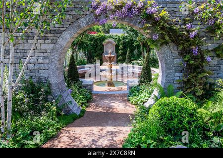 Londra, Regno Unito. 19 maggio 2024. The Bridgerton Garden, Sponsor: Netflix (Bridgerton), Designer: Holly Johnston, Appaltatore: Stewart Landscape Contracting Ltd - The RHS Chelsea Flower Show 2024. Si svolge dal 20-25 maggio. Crediti: Guy Bell/Alamy Live News Foto Stock