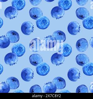 Motivo acquerello senza cuciture con mirtilli freschi e naturali. Frutti di bosco maturi di colore blu brillante su sfondo blu. Illustrazione con mirtilli selvatici per prin Foto Stock