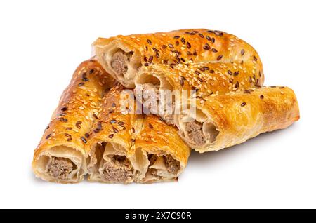 Un paio di involtini di carne appena sfornati. Vertuta a a forma di spirale, sfondo bianco, un tradizionale e popolare spuntino di pasticceria disponibile caldo o freddo presso le panetterie del Foto Stock