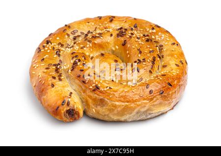 Un paio di involtini di carne appena sfornati. Vertuta a a forma di spirale, sfondo bianco, un tradizionale e popolare spuntino di pasticceria disponibile caldo o freddo presso le panetterie del Foto Stock