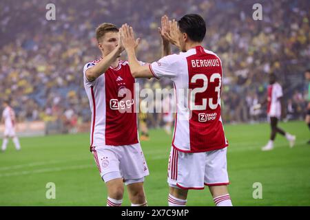 Arnhem, Paesi Bassi. 19 maggio 2024. ARNHEM, PAESI BASSI - 19 MAGGIO: Anton Gaaei dell'AFC Ajax, Steven Bergwijn dell'AFC Ajax festeggiano il secondo gol della squadra, il 2-2. Durante l'incontro olandese Eredivisie tra Vitesse e AFC Ajax allo Stadion Gelredome il 19 maggio 2024 ad Arnhem, nei Paesi Bassi. (Foto di Ben Gal/Orange Pictures) credito: Orange Pics BV/Alamy Live News Foto Stock